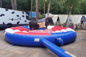 Bull-Riding zur Hochzeit auf einem Zeltplatz in Berlin